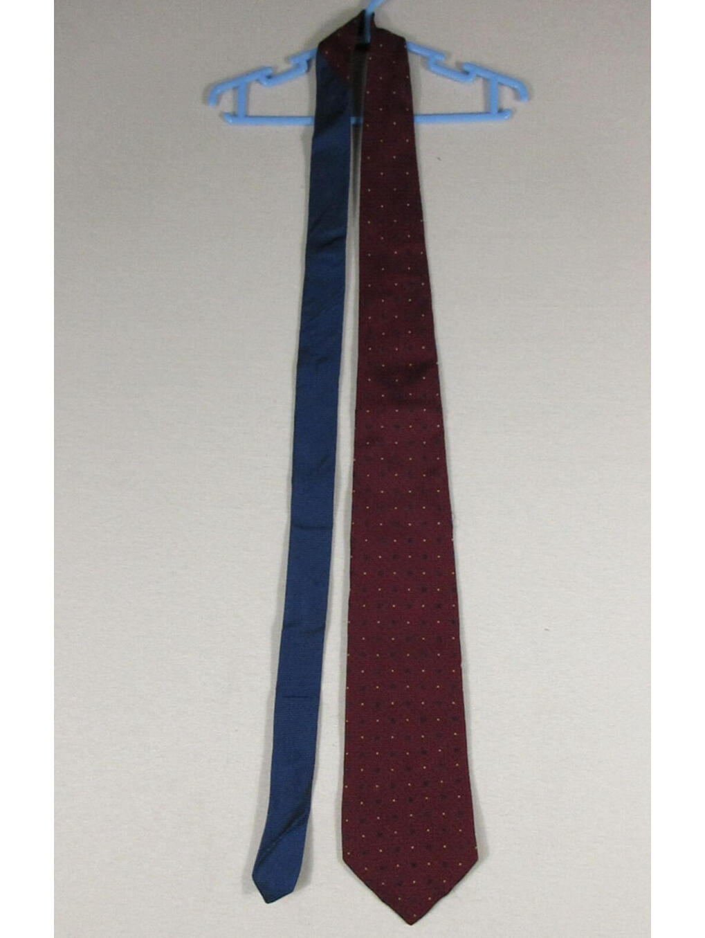 Tommy Hilfiger Mens 100% Silk Neck Tie Multiple Dots Pattern